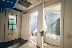 В центре Киева по ул.Саксаганского 12